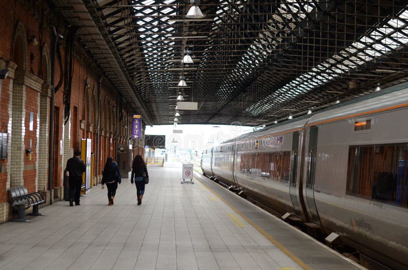 Туристы идя в платформу ирландского вокзала, Ирландии