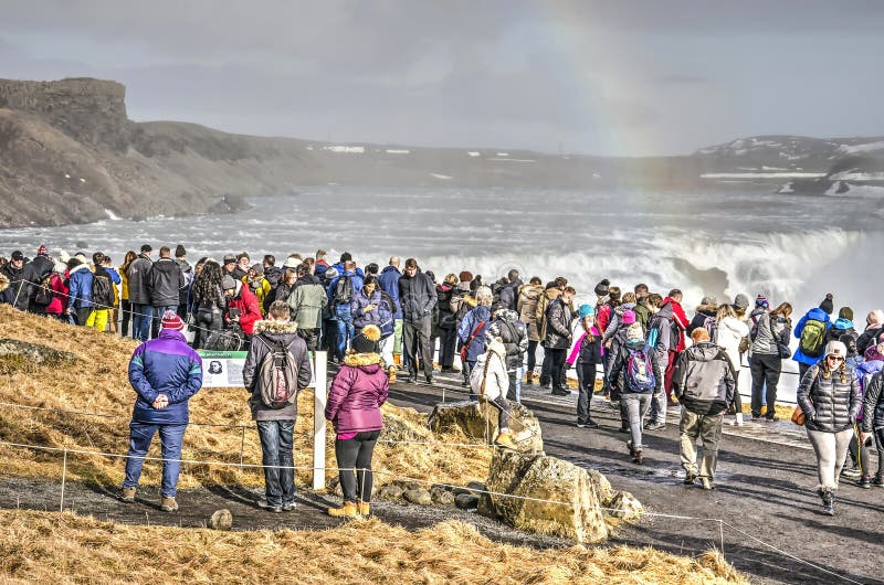 Туристы на водопаде Gulfoss стоковая фотография rf Туристы на водопаде Gulfoss стоковая фотография rf