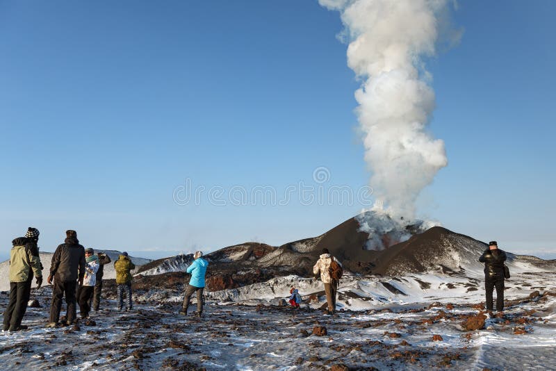 Туристы наблюдая извержение вулкана Tolbachik, выкидывая лаву, золу, пар и газ kamchatka стоковое изображение Туристы наблюдая извержение вулкана Tolbachik, выкидывая лаву, золу, пар и газ kamchatka стоковое изображение