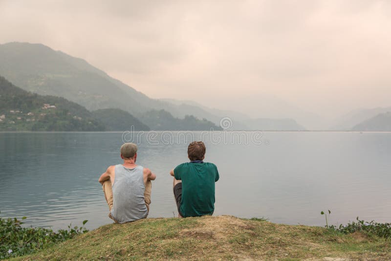 Туристы наслаждаясь взглядом на озере Phewa, Pokhara, Непале стоковая фотография rf