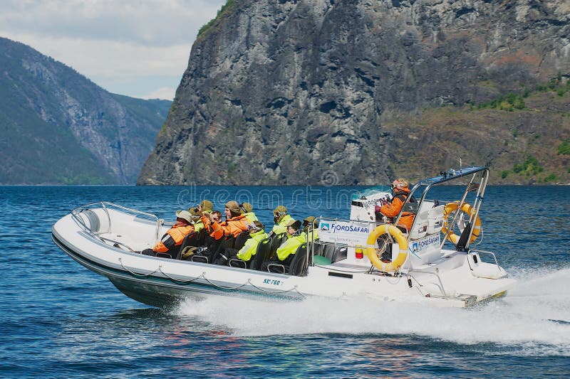 Туристы наслаждаются путешествием сафари шлюпкой скорости на Aurlandsfjord в Flam, Норвегии стоковое изображение rf Туристы наслаждаются путешествием сафари шлюпкой скорости на Aurlandsfjord в Flam, Норвегии стоковое изображение rf