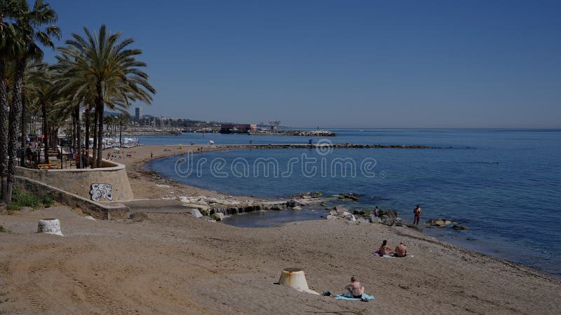 Туристы отдыхают на пляже Марбельи в солнечный летний день MARBELLA SPAIN MARCH 30 2025 стоковые изображения
