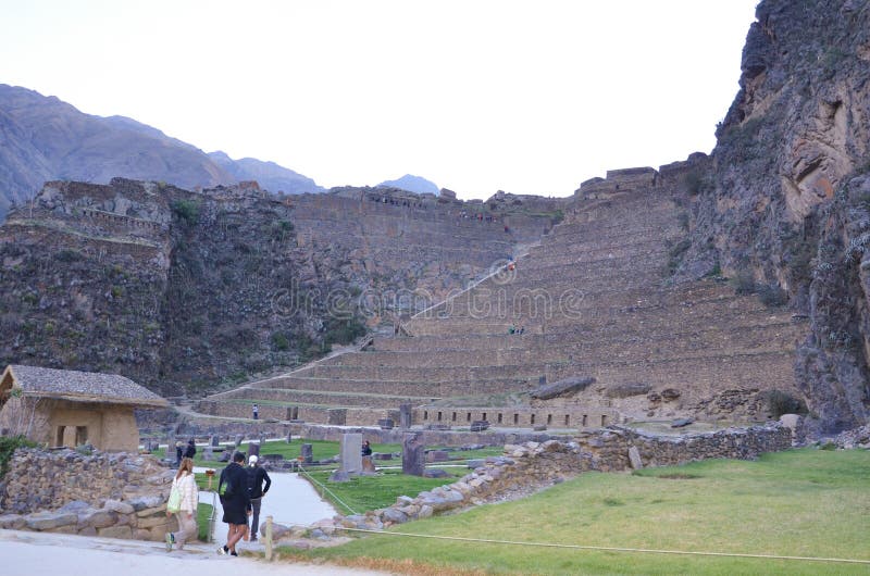 Туристы посещая руины Ollantaytambo стоковая фотография rf Туристы посещая руины Ollantaytambo стоковая фотография rf