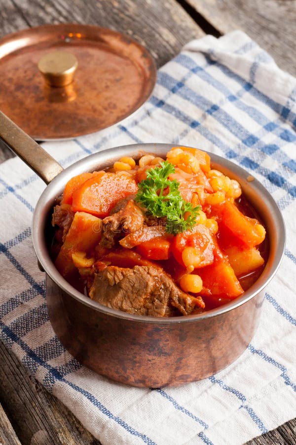 Тушёное мясо говядины с овощами в медном крупном плане бака стоковые фотографии rf Тушёное мясо говядины с овощами в медном крупном плане бака стоковые фотографии rf