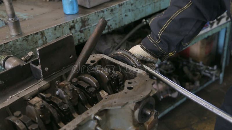 Тщательный осмотр автоматического механика двигатель ремонтом и принимает новую запасную часть