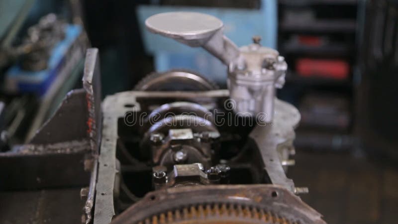 Тщательный осмотр автоматического механика двигатель ремонтом и принимает новую запасную часть