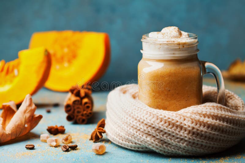 Тыква spiced latte или кофе в украшенном стекле связал шарф на предпосылке года сбора винограда бирюзы Питье осени, падения или з стоковая фотография Тыква spiced latte или кофе в украшенном стекле связал шарф на предпосылке года сбора винограда бирюзы Питье осени, падения или з стоковая фотография