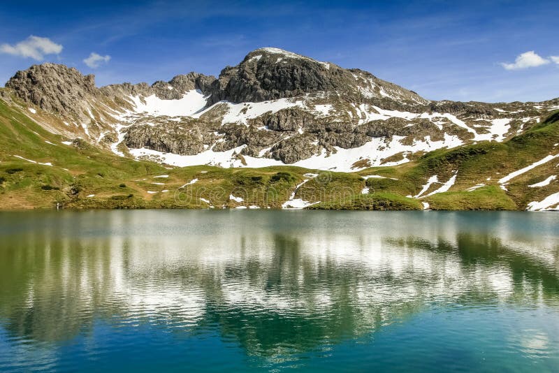 Удаленное озеро вверх по максимуму в высокогорных горах Schrecksee стоковое изображение rf Удаленное озеро вверх по максимуму в высокогорных горах Schrecksee стоковое изображение rf