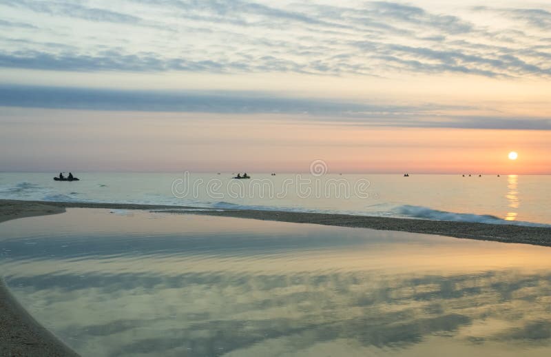 Удить на восходе солнца моря красочном стоковые изображения rf Удить на восходе солнца моря красочном стоковые изображения rf