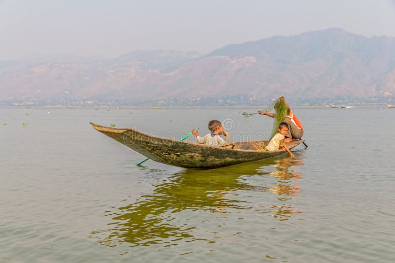 Удить на озере Inle стоковая фотография Удить на озере Inle стоковая фотография