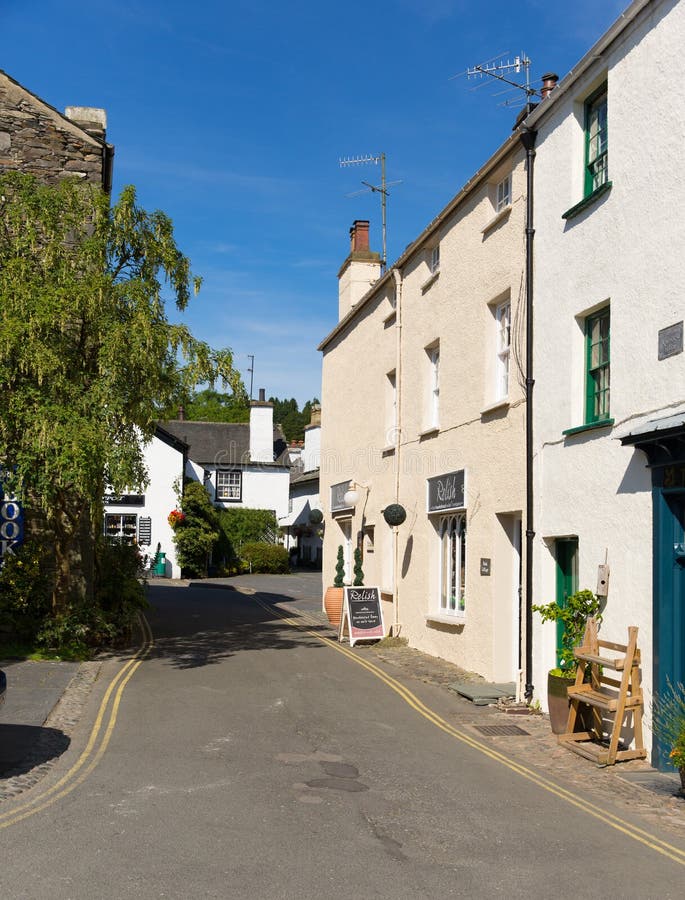 Улица в районе Англии Великобритании озера деревни Hawkshead на деревне красивого солнечного летнего дня популярной туристской стоковые фотографии rf
