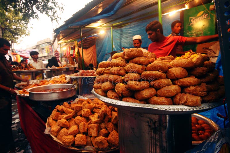 Уличный торговец продавая продающ еду Ramzaan