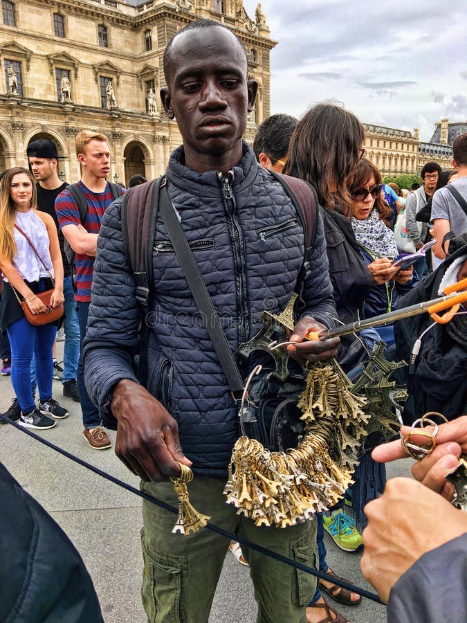 Уличный торговец продавая сувениры Парижа