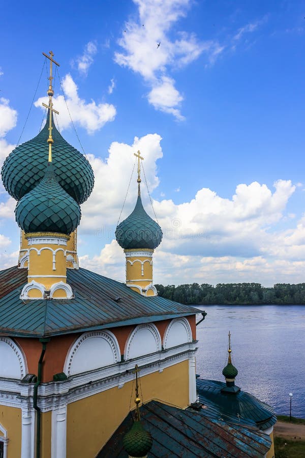 Углич июль 2020 России. Купола и кресты собора открывается вид на реку от отеля campanile. стоковое изображение