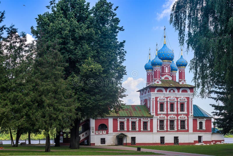 Углич июль 2020 России. Купола и кресты собора открывается вид на реку от отеля campanile. стоковая фотография