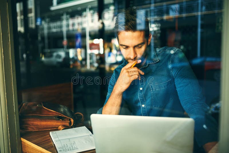 удаленный рабочий и думающий в кафе с ноутбуком и исследования для управления стартапами. предприниматель стоковая фотография rf