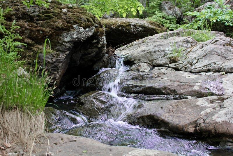 Удивительные водопад в середине леса горы. Река полно воды во время мессы весны красивой пропали без вести. Прекрасный стоковые фото