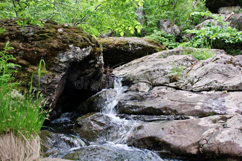 Удивительные водопад в середине леса горы. Река полно воды во время мессы весны красивой пропали без вести. Прекрасный стоковая фотография