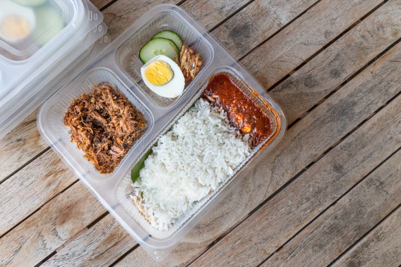 Удобно упакованная очень вкусная еда lemak nasi для доставки взятия прочь стоковое изображение rf Удобно упакованная очень вкусная еда lemak nasi для доставки взятия прочь стоковое изображение rf