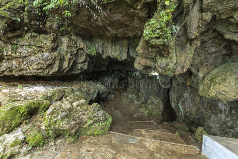 Узкий вход пещеры Mawsmai, Cherrapunjee, Meghalaya, Индии стоковые фото Узкий вход пещеры Mawsmai, Cherrapunjee, Meghalaya, Индии стоковые фото