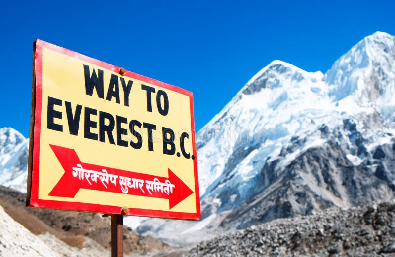 Указатель к базовому лагерю Mount Everest Взгляд Эвереста и Nup стоковые изображения rf Указатель к базовому лагерю Mount Everest Взгляд Эвереста и Nup стоковые изображения rf