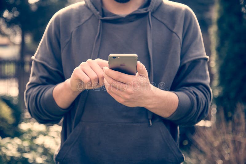 Укомплектуйте личным составом держать новую сетчатку iPhone 6s Яблока стоковое изображение Укомплектуйте личным составом держать новую сетчатку iPhone 6s Яблока стоковое изображение