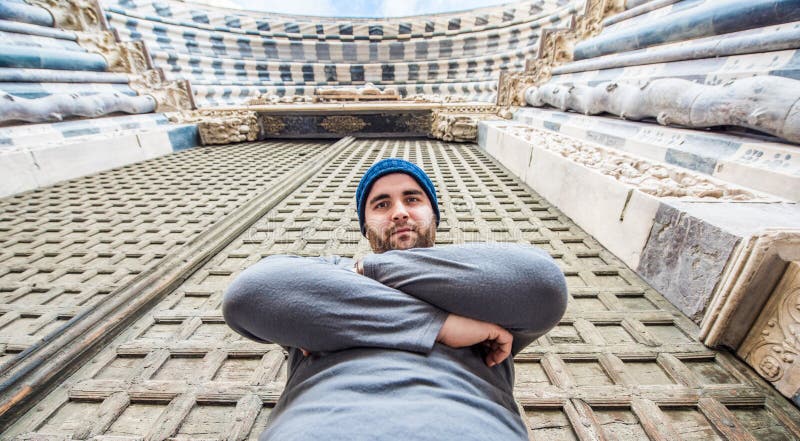 Укомплектуйте личным составом положение перед собором San Lorenzo в Генуе, Италии - смотреть камеру стоковые изображения