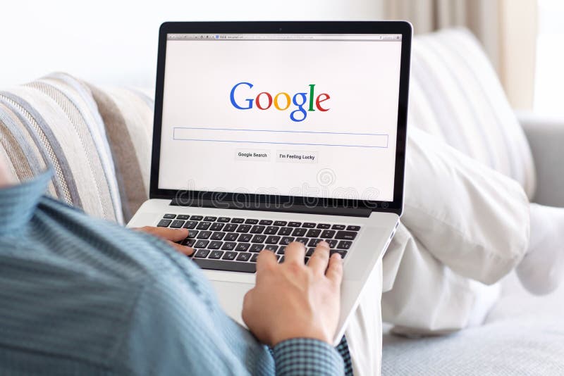 Укомплектуйте личным составом сидеть на сетчатке MacBook с местом Google на экране стоковое изображение Укомплектуйте личным составом сидеть на сетчатке MacBook с местом Google на экране стоковое изображение