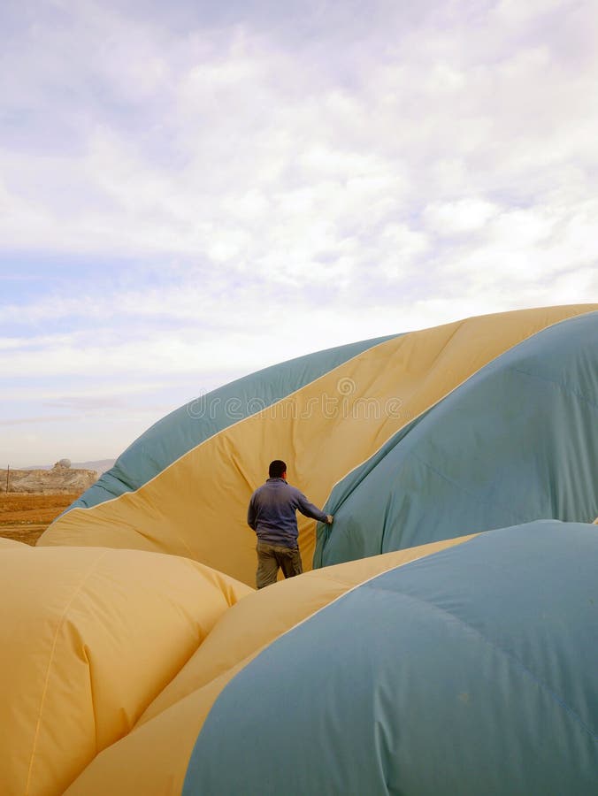 Укомплектуйте штаты собирать горячий воздушный шар после полета на Cappadocia, t стоковые фото Укомплектуйте штаты собирать горячий воздушный шар после полета на Cappadocia, t стоковые фото