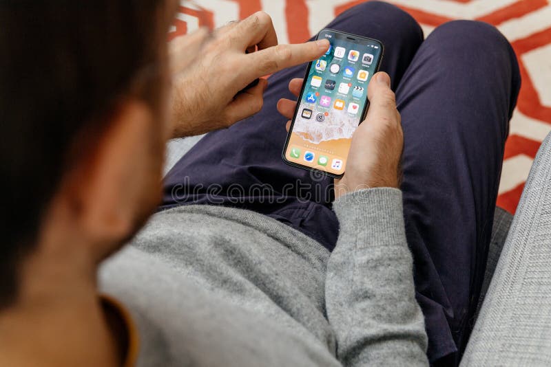Укомплектуйте личным составом держать новое iPhone x 10 Displa Яблока стоковые фотографии rf Укомплектуйте личным составом держать новое iPhone x 10 Displa Яблока стоковые фотографии rf