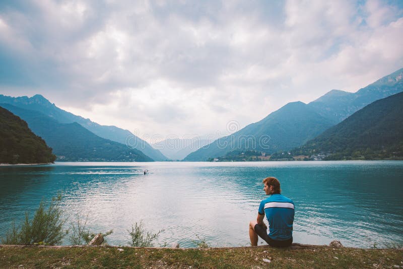 Укомплектуйте личным составом остатки велосипедиста около озера Lago di Ledro горы в Италии стоковое изображение Укомплектуйте личным составом остатки велосипедиста около озера Lago di Ledro горы в Италии стоковое изображение