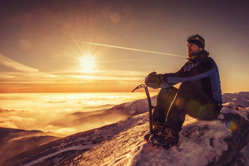 укомплектуйте личным составом посадочные места na górze горы, мужского hiker восхищая пейзаж зимы на горной вершине самостоятельн стоковая фотография rf
