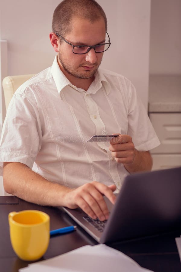 Укомплектуйте личным составом работать от дома и оплачивая счетов дома стоковое изображение rf