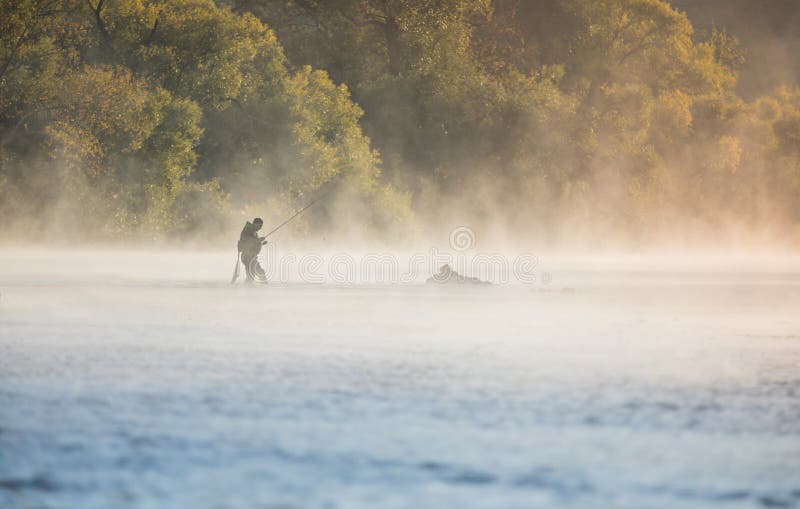 Укомплектуйте личным составом рыбную ловлю в реке с штангой мухы во время утра лета