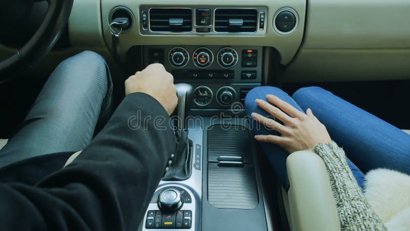 Укомплектуйте личным составом старты автомобиль и положите его руку в наличии его подруги акции видеоматериалы