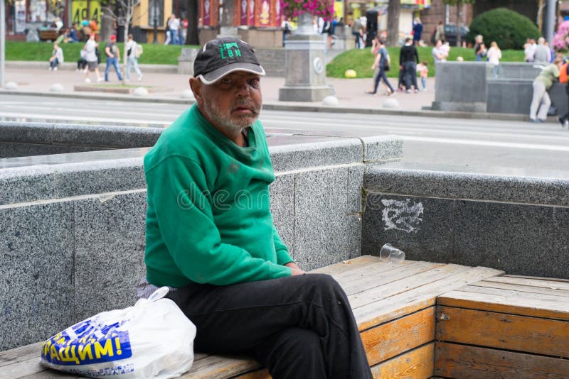 УКРАИНА, KIEV-SEPTEMBER 24,2017: Бездомные как на главной улице Проблема бродяги живя на улицах стоковые изображения УКРАИНА, KIEV-SEPTEMBER 24,2017: Бездомные как на главной улице Проблема бродяги живя на улицах стоковые изображения