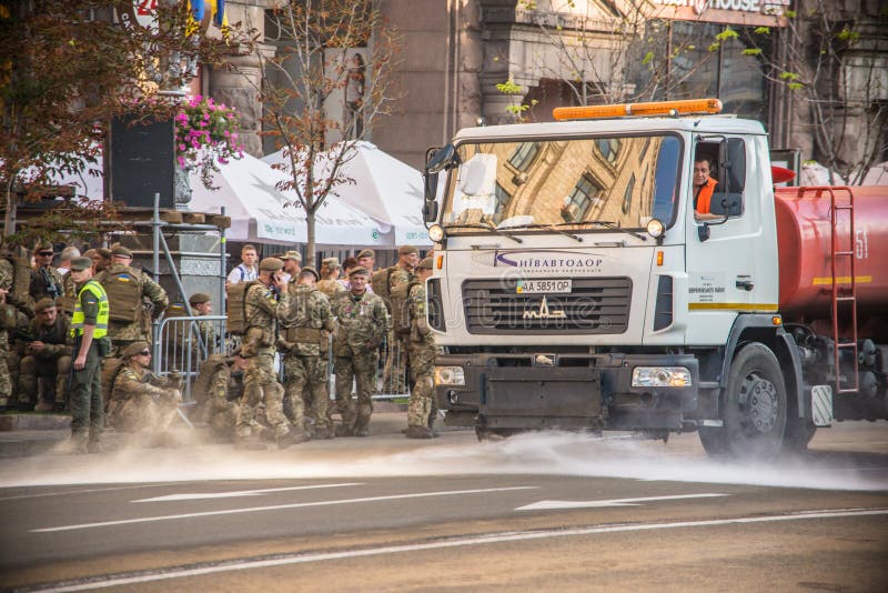Украина, Киев, 24-ое августа 2018 Цвет моча машины белый и оранжевый моет улицы Киева стоковое изображение Украина, Киев, 24-ое августа 2018 Цвет моча машины белый и оранжевый моет улицы Киева стоковое изображение