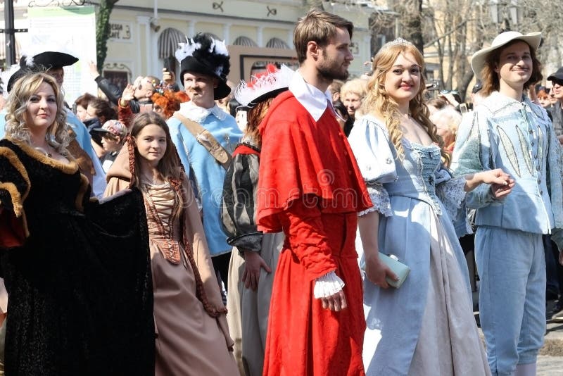 УКРАИНА, ОДЕССА - 1-ое апреля 2019: торжество юмора и хохота, юмора, молодых людей в костюмах от фильма Dartanyan и стоковое изображение УКРАИНА, ОДЕССА - 1-ое апреля 2019: торжество юмора и хохота, юмора, молодых людей в костюмах от фильма Dartanyan и стоковое изображение