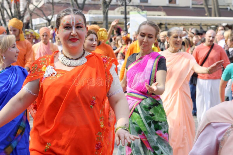 Украина, Одесса - члены Krishna зайцев 1-ое апреля 2019 спеть и станцевать во время праздничного шествия предназначенного ко дню стоковые фотографии rf Украина, Одесса - члены Krishna зайцев 1-ое апреля 2019 спеть и станцевать во время праздничного шествия предназначенного ко дню стоковые фотографии rf
