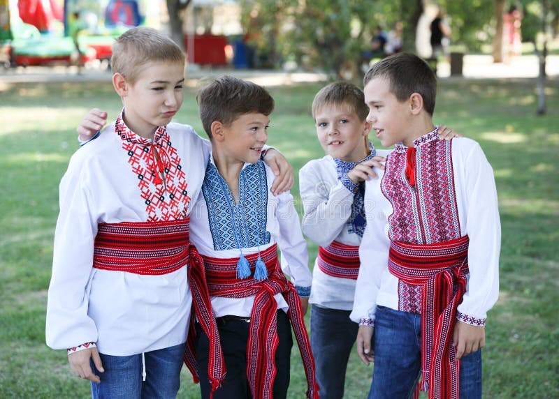 Украина, Покров - 23 августа 2019 года: Празднование Дня национального флага Четыре друга-подростка, одетые в украинские футболки стоковое фото rf Украина, Покров - 23 августа 2019 года: Празднование Дня национального флага Четыре друга-подростка, одетые в украинские футболки стоковое фото rf