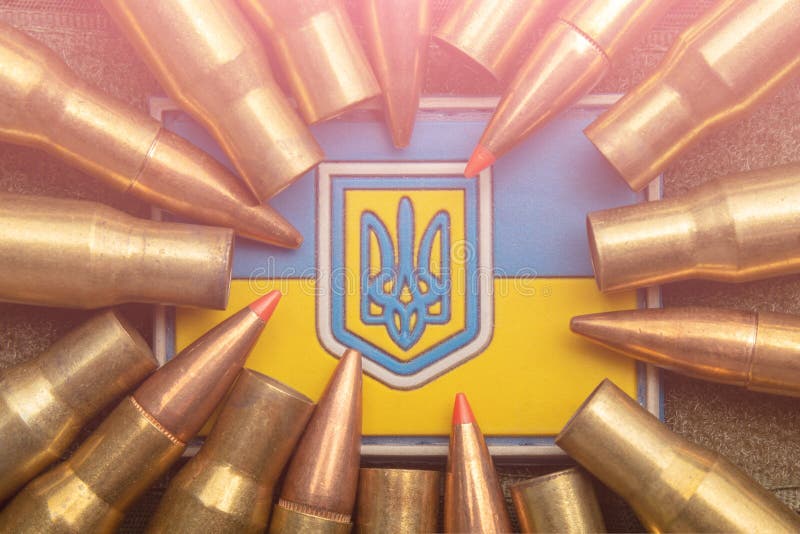 Украинские флаг и герб против камуфлирования и пуль сражения Концепция украинской армии обороны, самое интересное стоковые изображения rf Украинские флаг и герб против камуфлирования и пуль сражения Концепция украинской армии обороны, самое интересное стоковые изображения rf