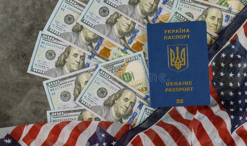 Украинский биометрический паспорт во флаге США со счетами 100 долларов стоковые фото Украинский биометрический паспорт во флаге США со счетами 100 долларов стоковые фото