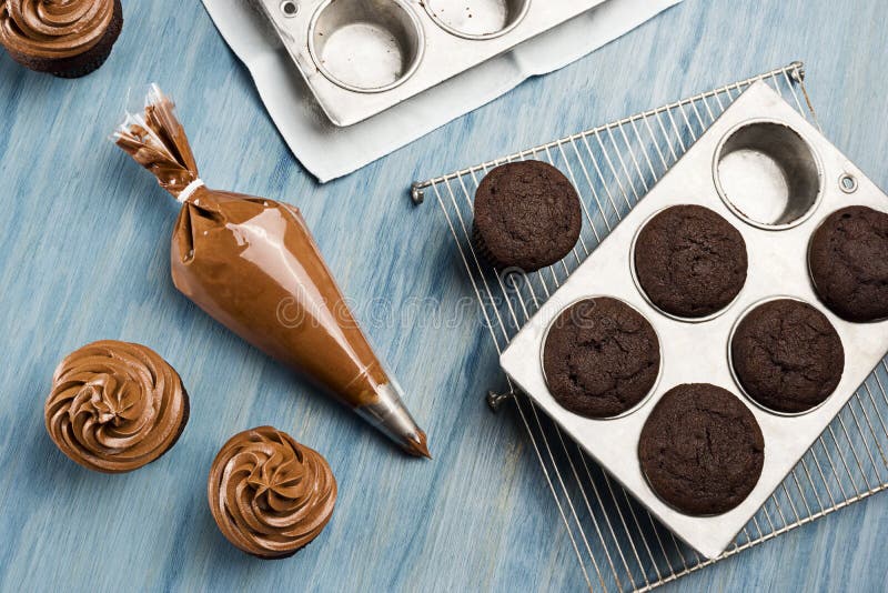 Украшать пирожные шоколада с замораживать