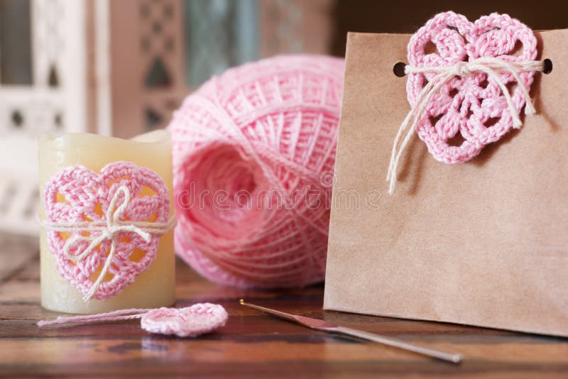 Украшение валентинки Святого: handmade сердце пинка вязания крючком для cand стоковое изображение