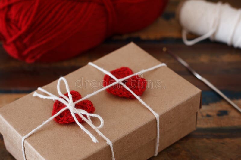 Украшение валентинки Святого: сердце handmade вязания крючком красное на подарке p стоковые фото