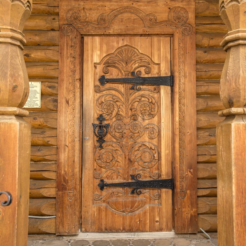 Украшение высекаенное древесиной деревянной двери стоковые фото Украшение высекаенное древесиной деревянной двери стоковые фото