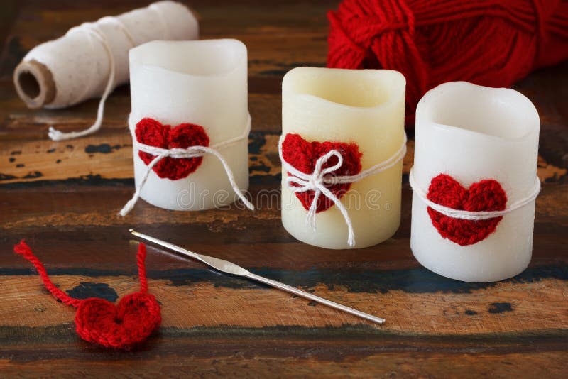 Украшение дня валентинки Святого: сердце handmade вязания крючком красное для стоковая фотография rf