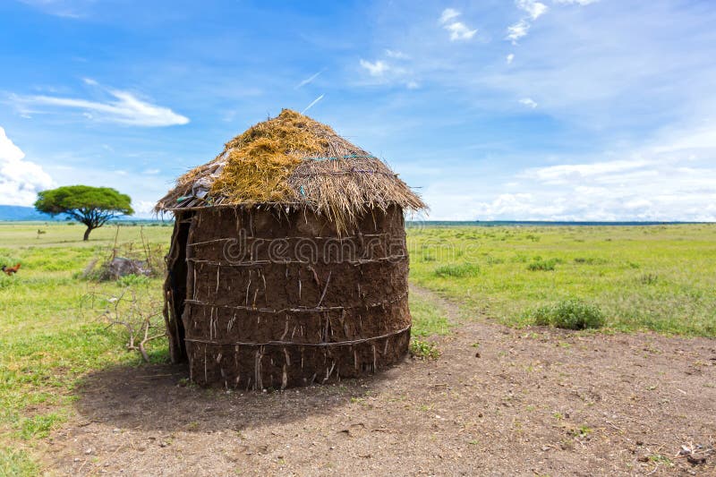 Укрытие ’s Maasai, круговой форменный дом соломы сделанный женщинами в Танзании, Восточной Африке стоковые фотографии rf Укрытие ’s Maasai, круговой форменный дом соломы сделанный женщинами в Танзании, Восточной Африке стоковые фотографии rf