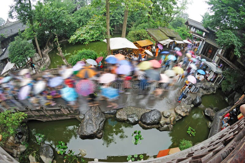 Улица jinli Chengdu старая в дожде