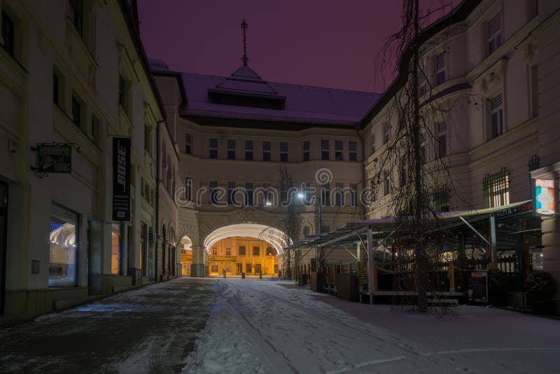Улица ulica narodna на banska bystrica зимой стоковые фото